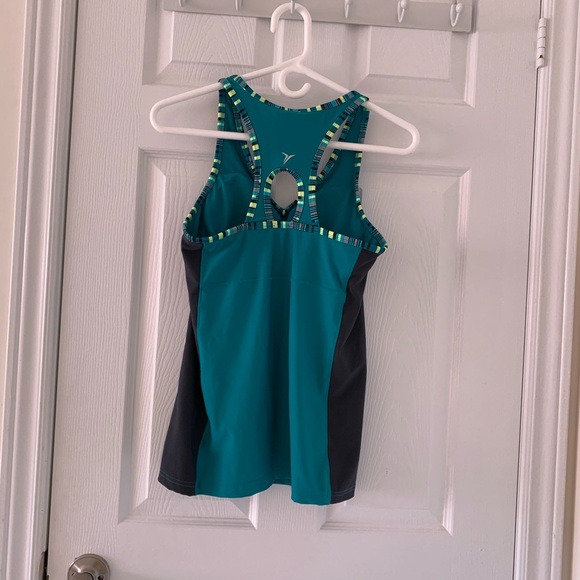 Old navy - active wear tank w/ built in sports bra - Picture 2 of 6